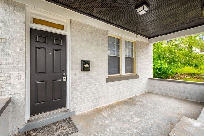 Building Photo - SCORE 1ST MONTH'S RENT FREE IF SIGNED BY AUGUST 7! Spectacular 3 bedroom home in Carrick availabl...