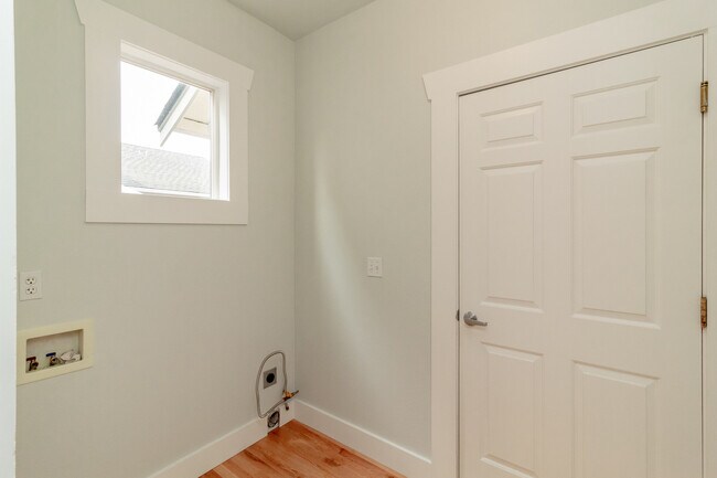 Building Photo - 2073 Palisade Blvd