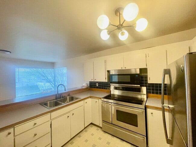 Building Photo - 3245 31st Ave W