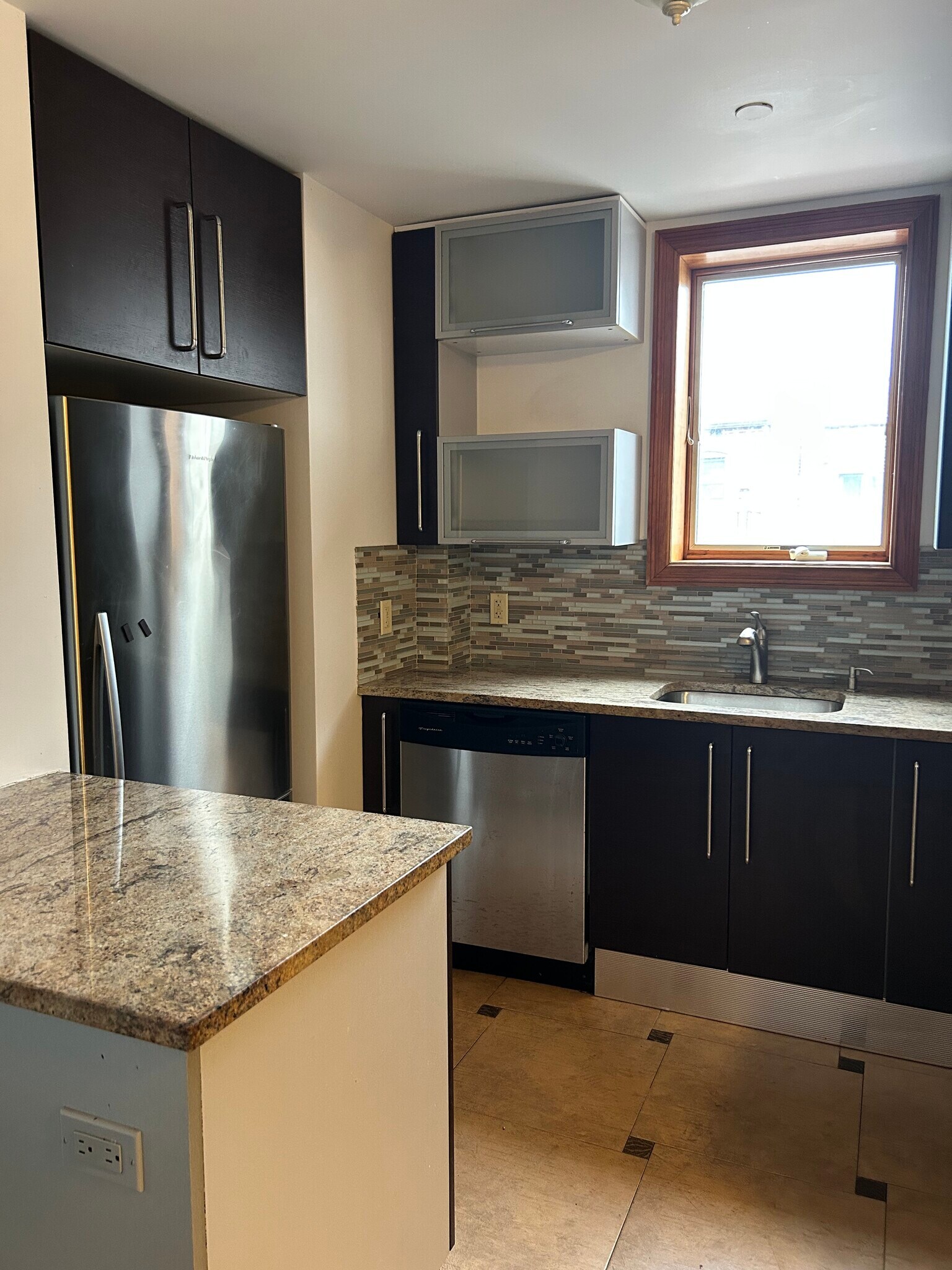 Building Photo - 2120 Ocean Ave