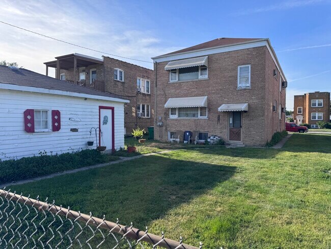 Building Photo - 10315 Chaucer St