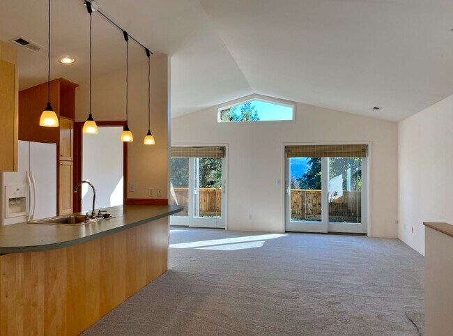 Building Photo - Cute Townhouse On Private Drive In White Salmon, WA