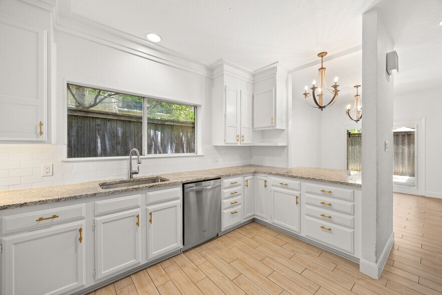 Building Photo - 8103 N New Braunfels Ave #5