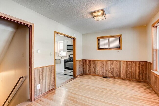 Building Photo - 6 bedroom 2 bathroom available 06/01/2026