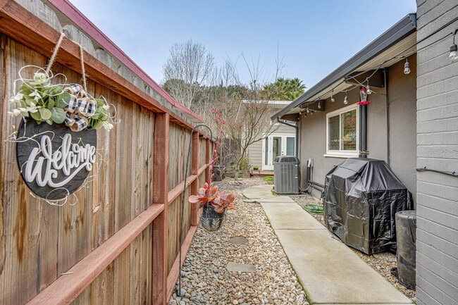 Building Photo - 1142 Temple Dr