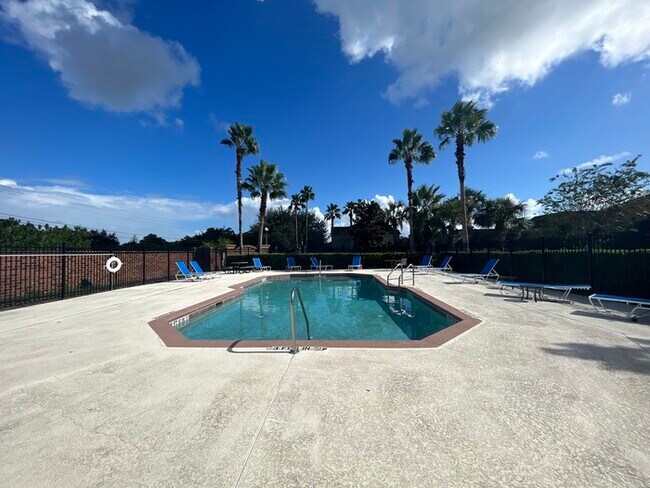 Building Photo - Beautiful 3/2.5 Spacious Townhome with 1 Car Garage in the Gated Community of Jackson Park - Orla...