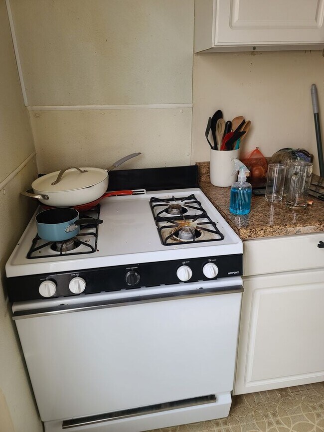 Building Photo - 810 N Coler Ave