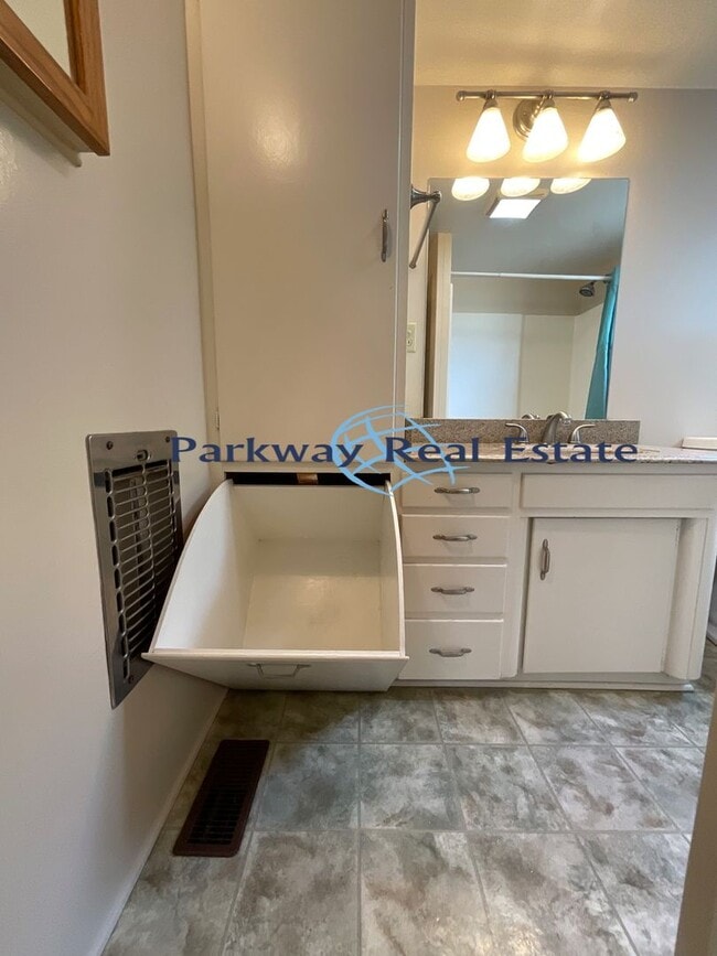 Building Photo - Charming 3 Bedroom House in East Alpine