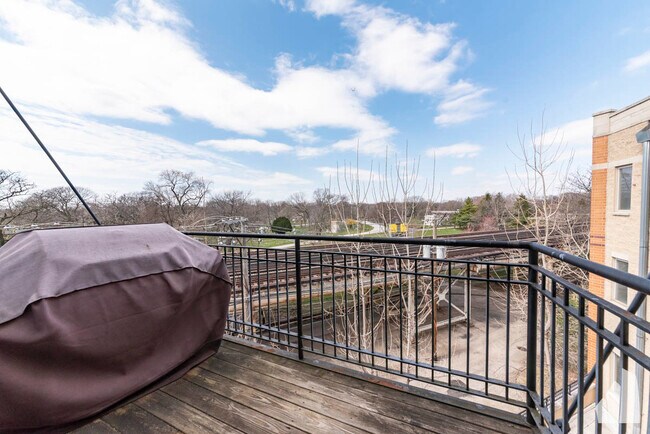 Building Photo - 4150 N Kenmore Ave