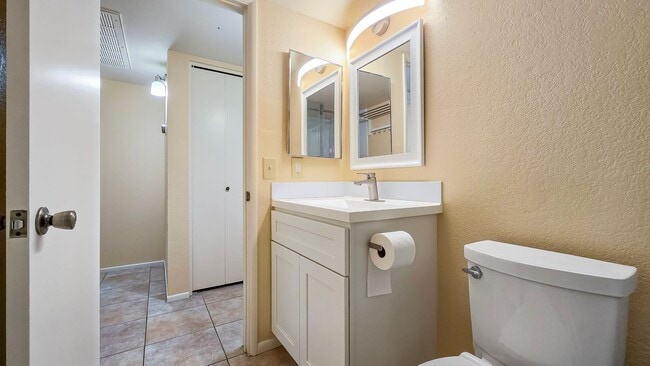 Building Photo - Awesome 2bd/2ba Condo close to Tempe Town Lake, ASU, Sky Harbor, Freeway Access and Light Rail.