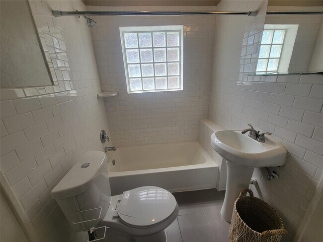 Building Photo - 2406 Huldy St