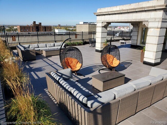 Building Photo - 15 E Kirby St