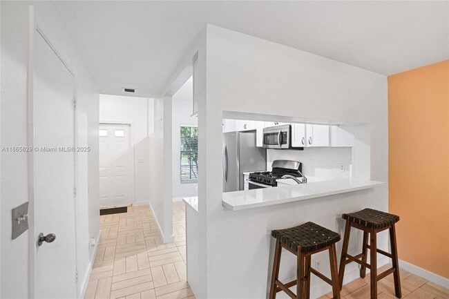 Building Photo - 8031 Sanibel Dr