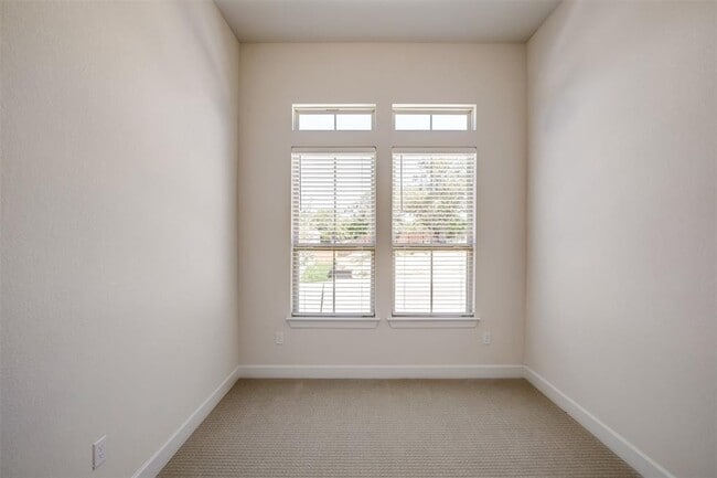 Building Photo - 12706 Bloomington Dr