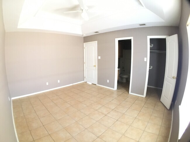 Building Photo - 820 N Cross Ln