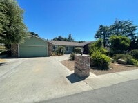 Building Photo - 3 Bed, 2.5 Bath Family Home