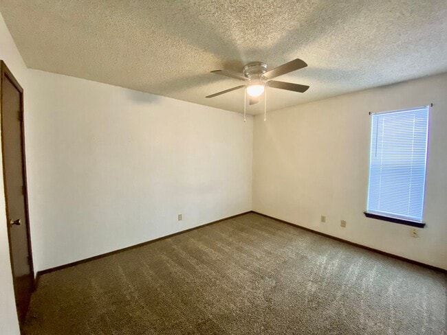 Building Photo - 2115 W Oak Ave