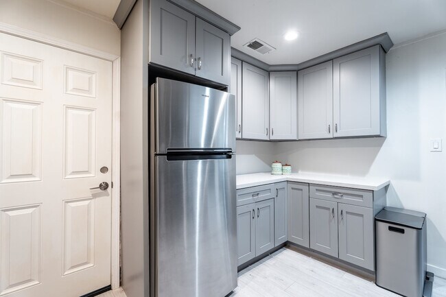 Building Photo - 2359 Oakwood Dr