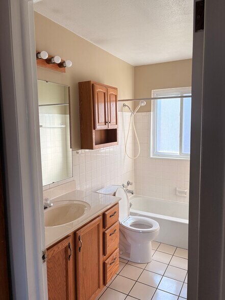 Building Photo - 1436 North Rd SE