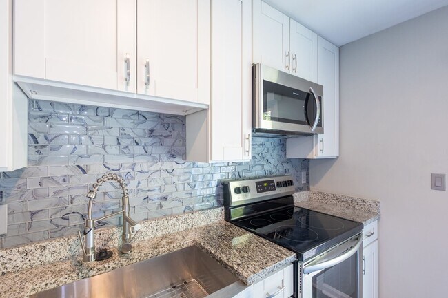 Building Photo - Amazing 5 BR/3 BA Single-Family Home in Te...