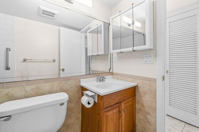 Building Photo - 52 Kingswood E