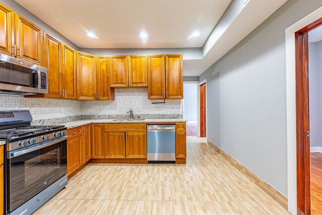 Building Photo - 2242 N Western Ave