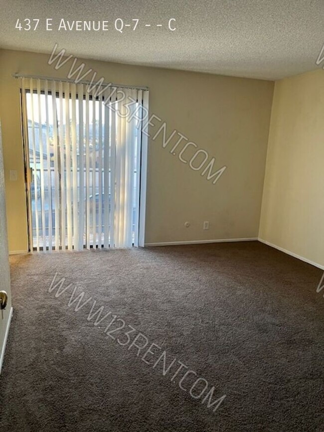 Building Photo - 2 Bedroom / 1.5 Bath Townhouse East Palmdale