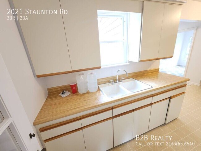 Building Photo - 2021 Staunton Rd