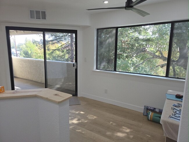 Building Photo - Top floor update 2 bed 2 bath condo in gre...