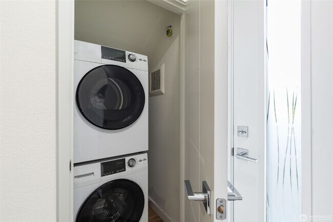 Building Photo - 2Bd/2Ba Seattle Townhouse