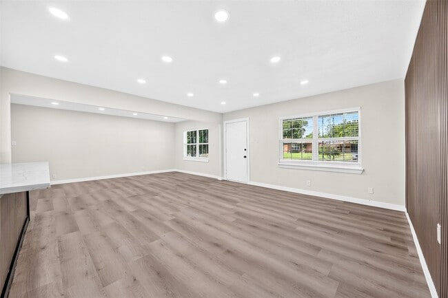 Building Photo - 1202 Dogwood Dr