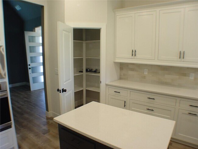 Building Photo - 1812 SW Edinburgh Ave