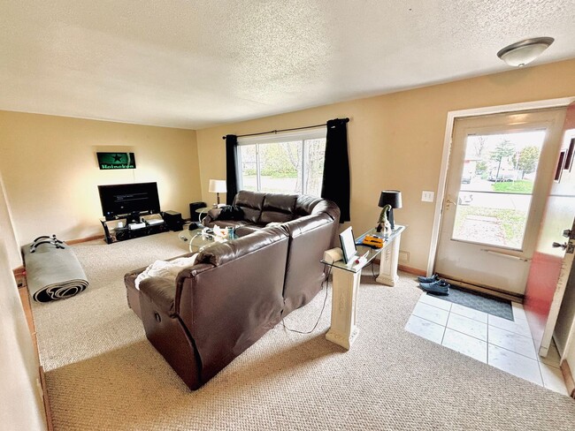 Building Photo - Great crystal home with huge fenced in bac...