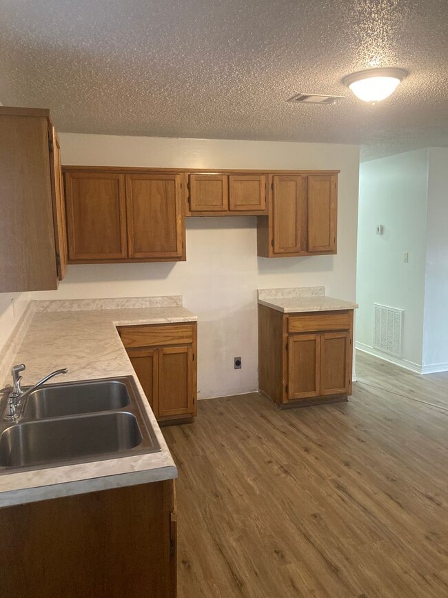Building Photo - Woolmarket 3 Bedroom