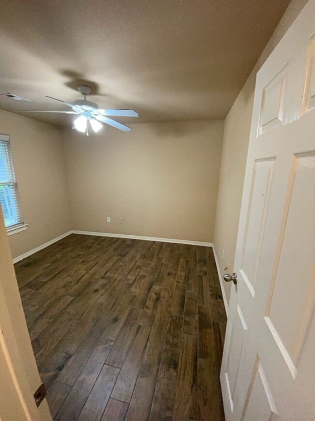 Building Photo - Gorgeous 3 Bedroom 2 Bathroom Single Famil...