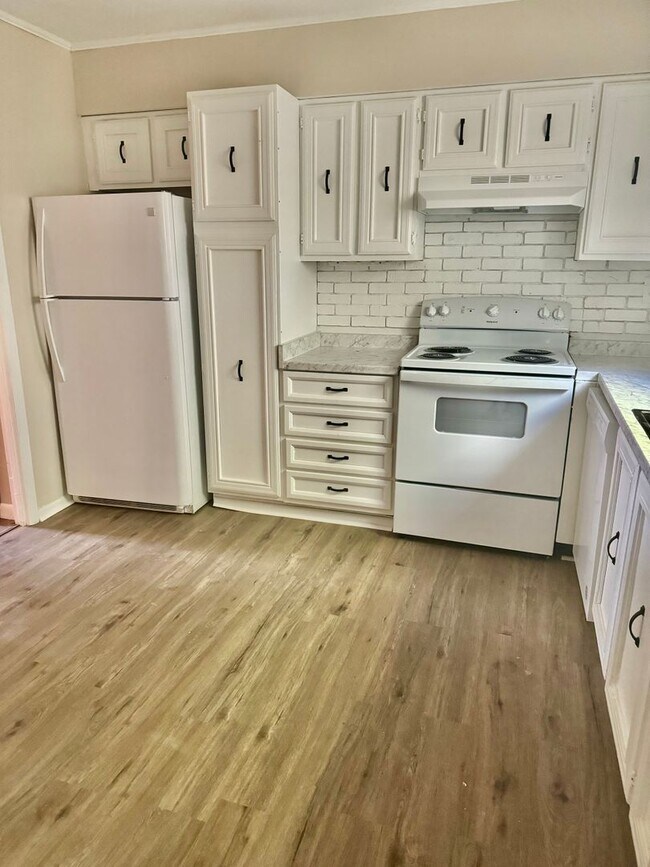 Building Photo - Spacious 3 Level Stafford Townhouse