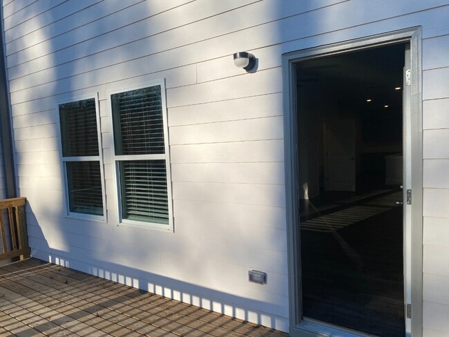 Building Photo - Modern 3-Story Townhome Near Woodstock High & Middle School