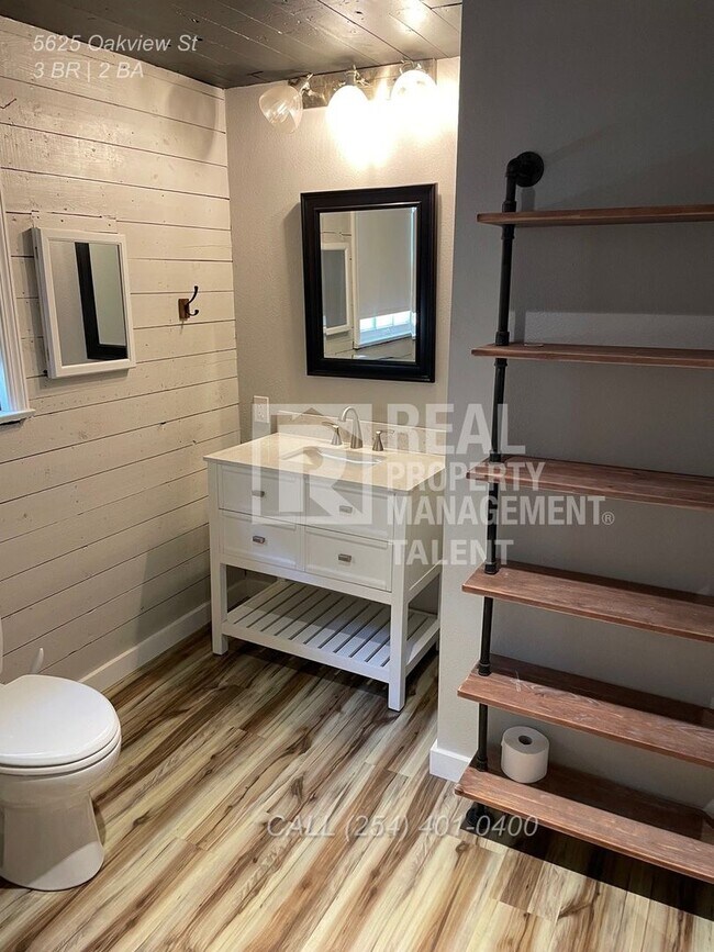 Building Photo - Charming 3/2 bedroom home ready for you to...