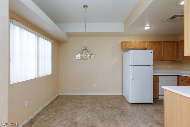 Building Photo - 10525 Pine Glen Ave