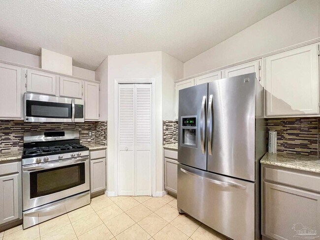 Building Photo - 9049 Bluebay Ln