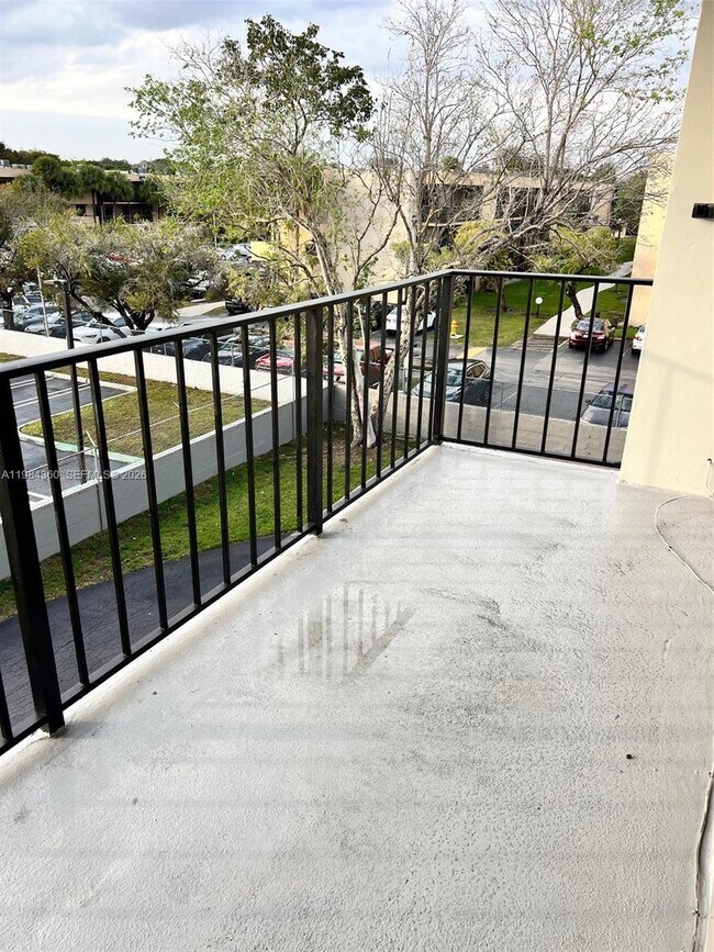 Building Photo - 10431 N Kendall Dr