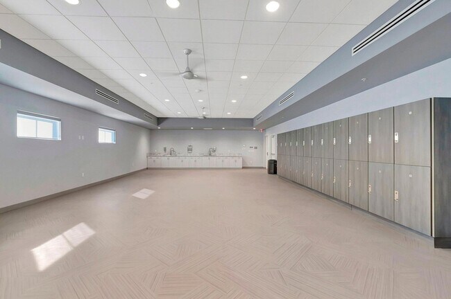 Building Photo - 6193 Pointe Regal Cir