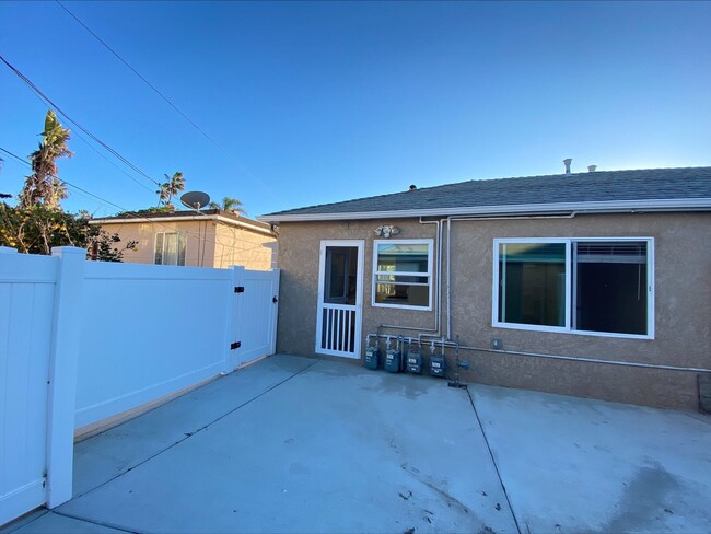 Building Photo - 1 Block from the Beach! Apartment Home in Ocean Beach! Private Garage! Private Patio!