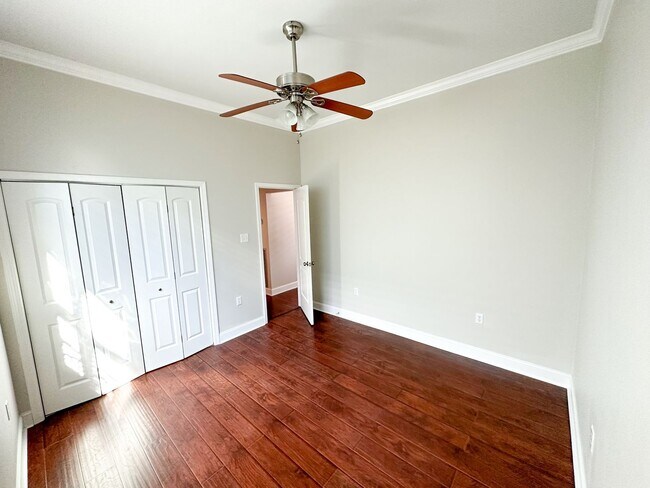 Building Photo - Uptown Rental: 2BR Duplex with Parking & Yard