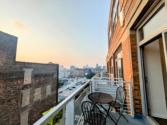 Building Photo - 933 W Van Buren St