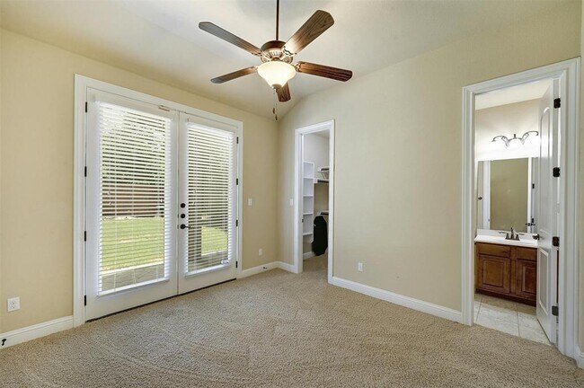 Building Photo - 211 Lake Como Dr