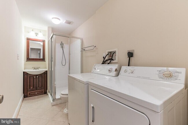 Building Photo - 13907 Willow Tree Dr