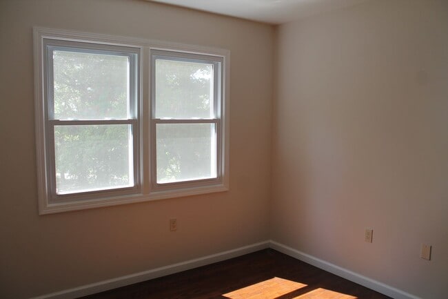 Building Photo - Duplex in Oak Ridge