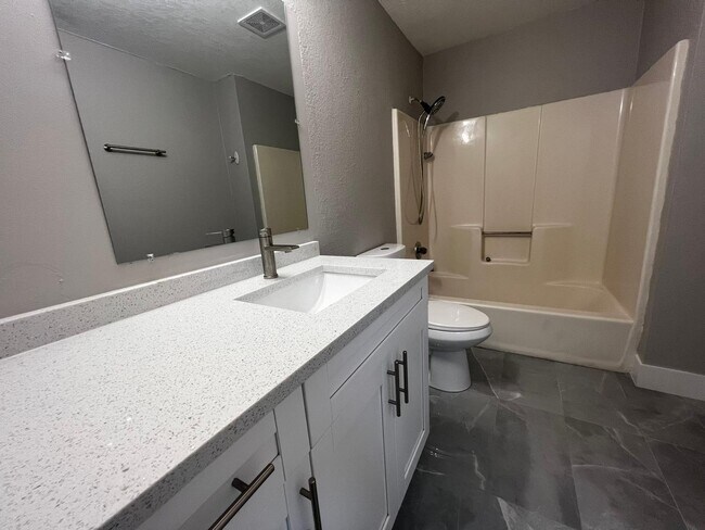 Building Photo - 2067 Laura Ln