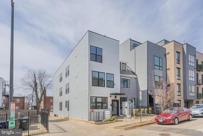 Building Photo - 1012 17th Pl NE